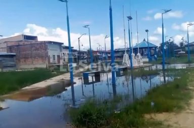 Moradores del AAHH Triunfo denuncian ser afectados por inundaciones cerca de la plazuela del sector, presuntamente a consecuencia de una obra ejecutada por una empresa constructora que habría cerrado un colector de desagüe.