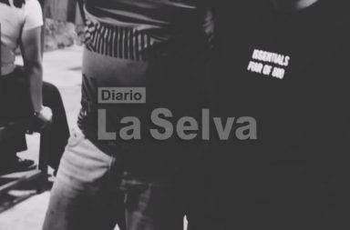 Vecinos reducen a presuntos delincuentes tras intento de robo armado a motociclista en Iquitos.