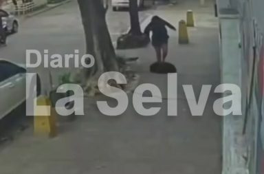 #viral| Mujer cae a desagüe subterráneo por ir viendo el celular y no por donde caminaba.