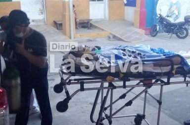 Conductor involucrado en triple choque es trasladado a clínica por delicado estado de salud.