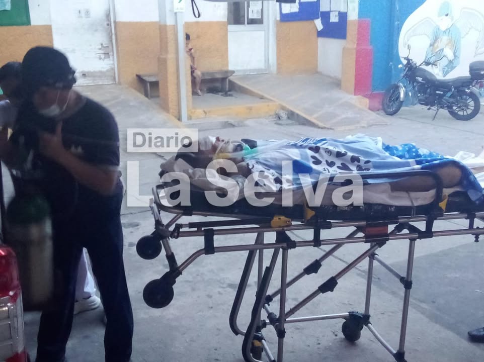 Conductor involucrado en triple choque es trasladado a clínica por delicado estado de salud.