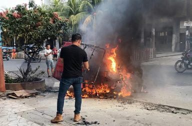 Incendio de motocar genera alarma entre transeúntes en Punchana