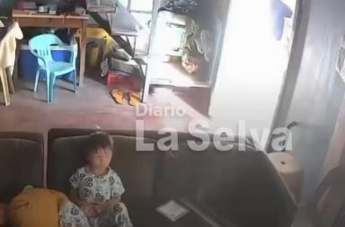#terremoto | Enfrentándose a la furia del terremoto, abuela salva a su nieto.