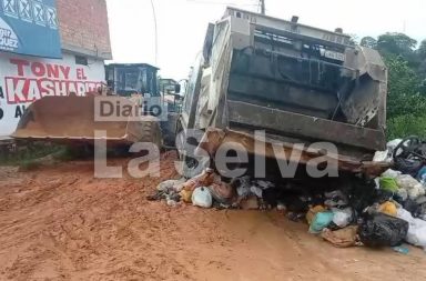 Compactadora de la Municipalidad de Belén queda atrapada en vía deteriorada del distrito.