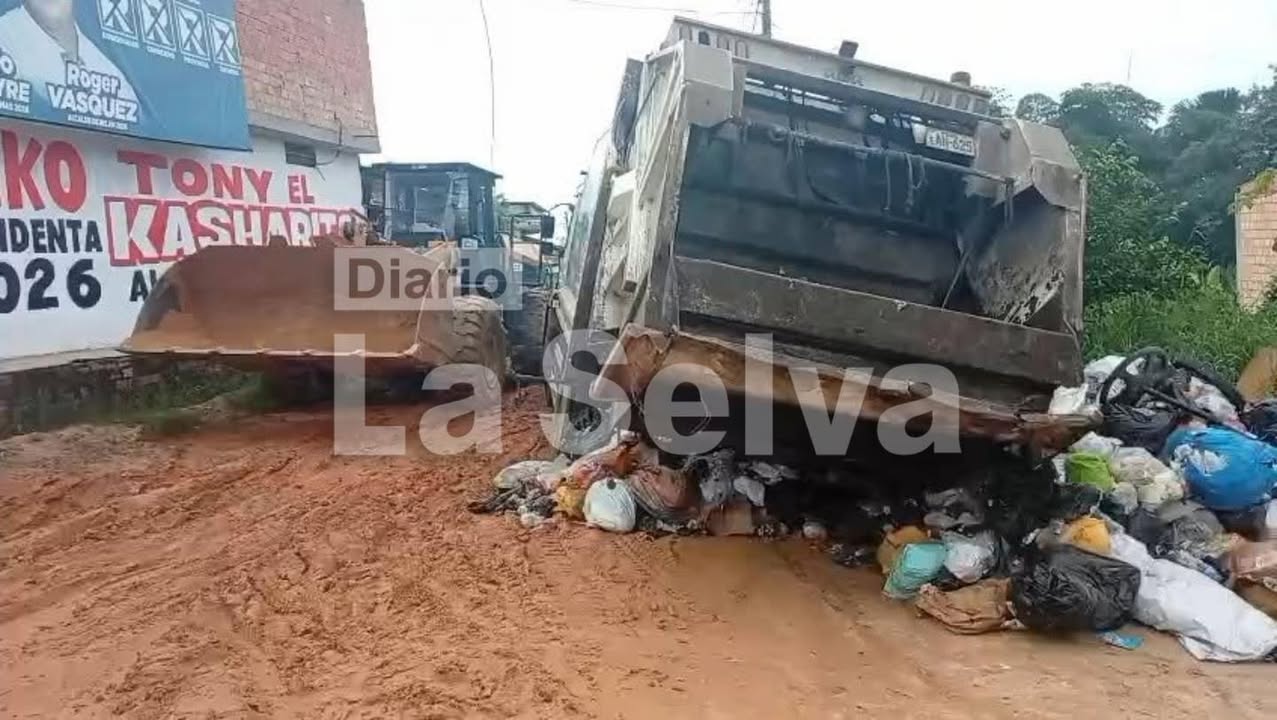 Compactadora de la Municipalidad de Belén queda atrapada en vía deteriorada del distrito.