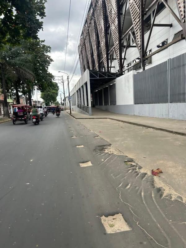 Ciudadanos exigen solución urgente al deterioro de la Av. Quiñones