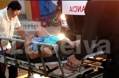 Joven vendedora resulta herida tras accidentarse al esquivar un perro en la carretera Iquitos-Nauta.