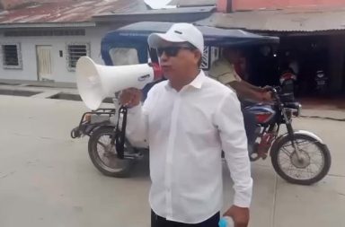 Trabajadores administrativos del Sindicato del Hospital Regional protestaron en el frontis de...