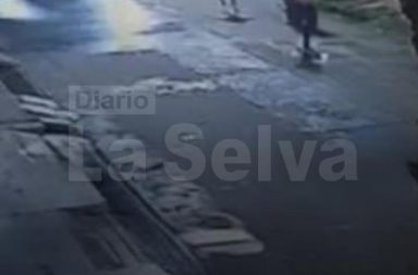 Cámaras registran violento asalto a joven cuando regresaba de trabajar en Iquitos.