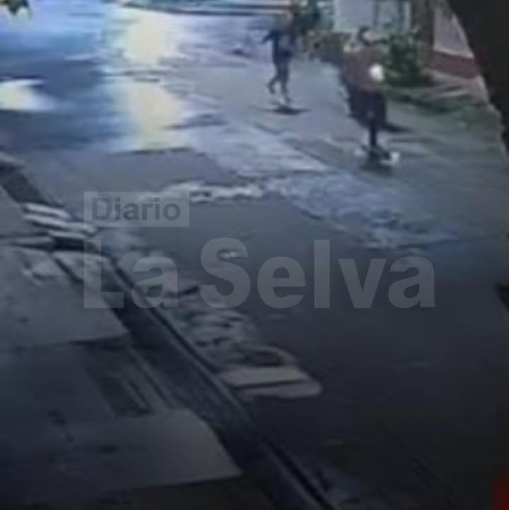 Cámaras registran violento asalto a joven cuando regresaba de trabajar en Iquitos.