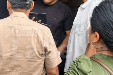 Hombre que decía ser abogado obstaculiza intervención policial durante presunto caso de violencia familiar.