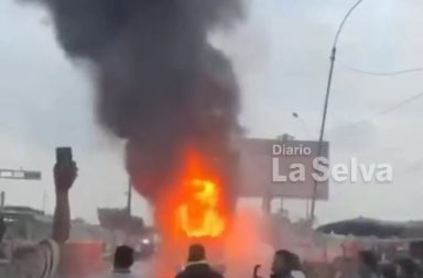 Bus de transporte público se incendia poniendo en peligro a pasajeros y viandantes