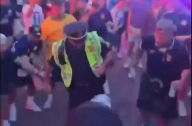 Cosas del Mundial| Policía la domina delante de decenas de fans y se vuelve viral.
