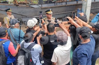 PNP incauta maquinaria, armamento e insumos valorizados en más de S/ 2 millones durante operativo contra la minería ilegal.