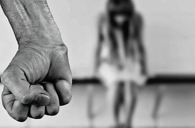 Condenan a padre por agredir a su hija adolescente y deberá cumplir servicios comunitarios.