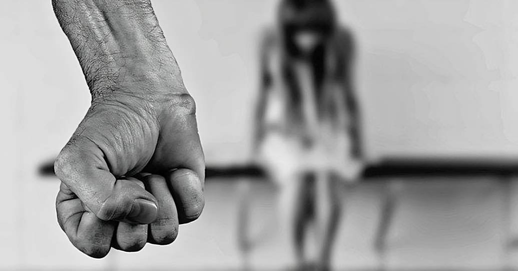 Condenan a padre por agredir a su hija adolescente y deberá cumplir servicios comunitarios.