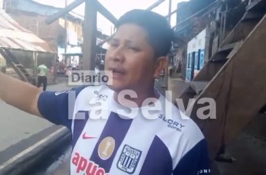 Peligro latente: vecinos de la calle Venecia alertan sobre poste a punto de caerse