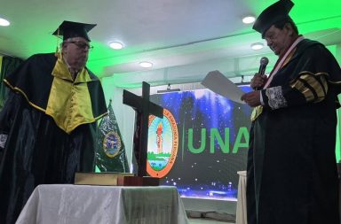 UNAP distingue a Julio Velarde por su aporte a la estabilidad económica del país
