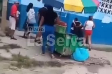 Presuntos barristas protagonizan pelea frente a colegio Ruy Guzmán en Iquitos.