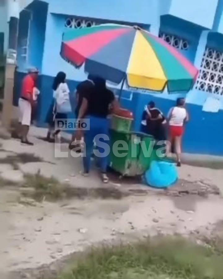 Presuntos barristas protagonizan pelea frente a colegio Ruy Guzmán en Iquitos.