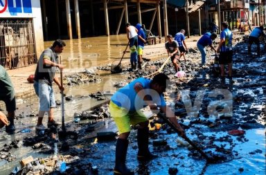 Plataneros de la calle Venecia limpian ribera del río Itaya para reiniciar sus actividades.