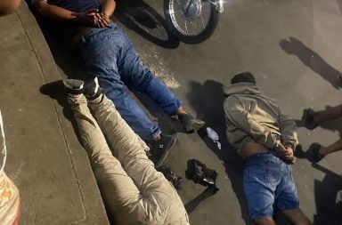 Intervención táctica: agentes del orden interceptan a sospechosos en la intersección de Abtao y Aguirre