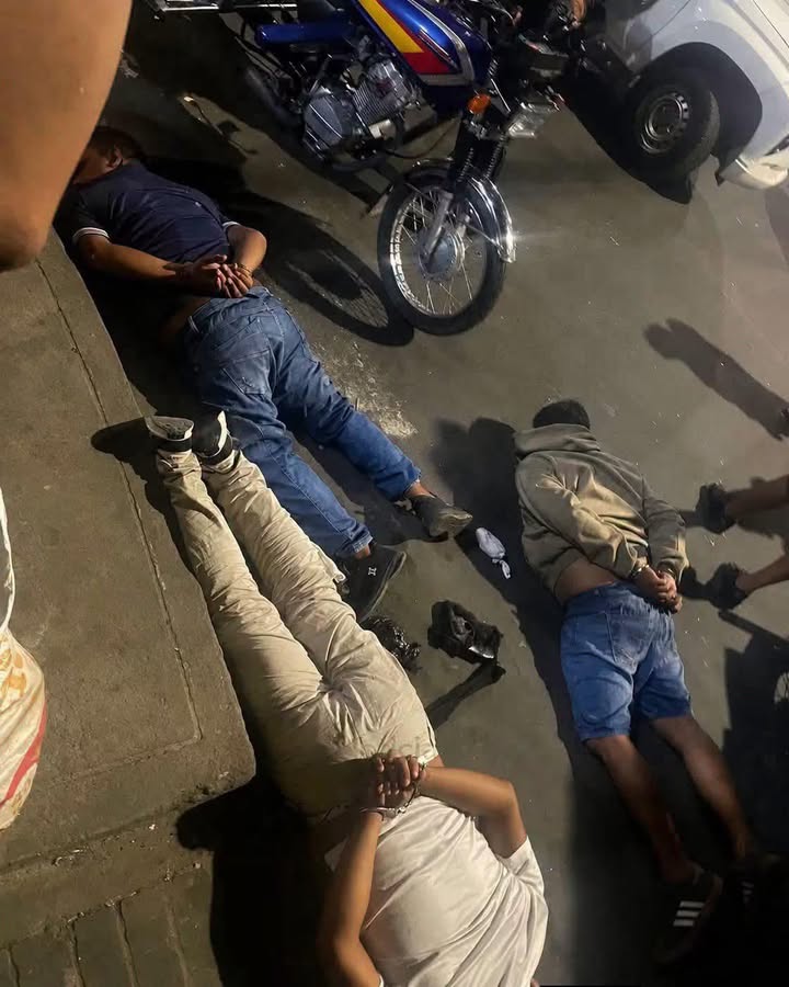 Intervención táctica: agentes del orden interceptan a sospechosos en la intersección de Abtao y Aguirre