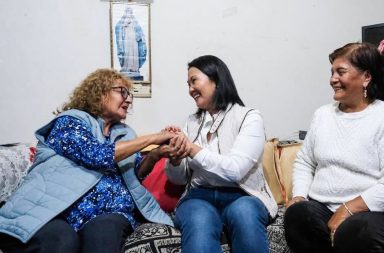 Actividad comunitaria: lideresa de Fuerza Popular se reúne con familias en el cerro San Cosme