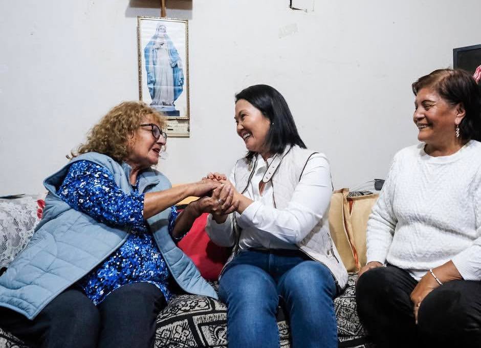 Actividad comunitaria: lideresa de Fuerza Popular se reúne con familias en el cerro San Cosme