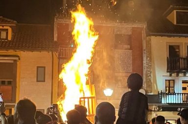 ESPAÑA: CELEBRA SAN JUAN SIN JUANES, PERO CON MUCHO FUEGO