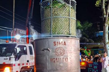Tradición amazónica: preparan un juane monumental en una olla gigante con tushpa ardiente