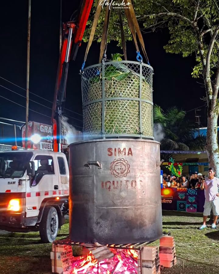 Tradición amazónica: preparan un juane monumental en una olla gigante con tushpa ardiente