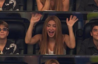 Presencia estelar: Shakira capta las miradas en las tribunas del Dallas Stadium durante el triunfo de Argentina
