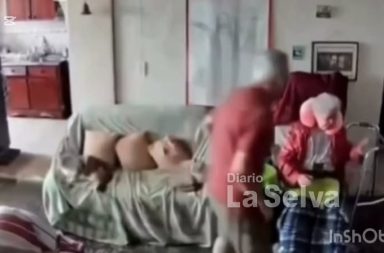 ADULTO MAYOR PROTEGE A SU ESPOSA, QUE ESTÁ EN SILLA DE RUEDAS, CON SU PROPIO CUERPO, DURANTE LOS TERREMOTOS