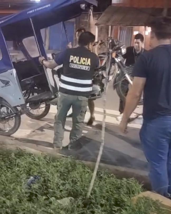 Intervención en flagrancia: Agentes de la PNP capturan a dos sujetos tras operativo de inteligencia en la carretera Iquitos–Nauta