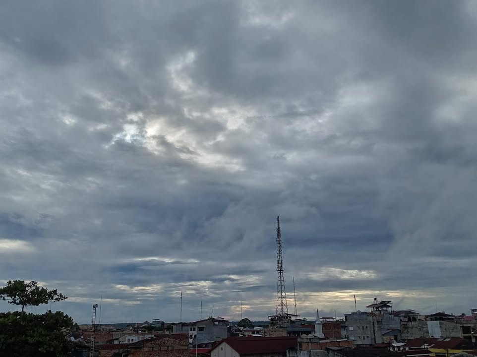 #clima | ‼Mayormente nublado y con lluvia pasado el mediodía‼ Según los pronósticos meteorológicos, la temperatura vuelve a descender un poco en este inicio de semana.