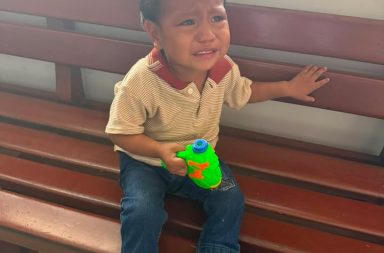 ¡URGENTE! SE BUSCA A LOS PADRES DE ESTE MENOR