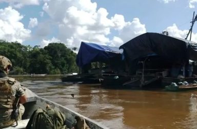 DESTRUYEN DIEZ BALSAS DRAGA DURANTE OPERATIVO CONTRA LA MINERÍA ILEGAL EN LA CUENCA DEL RÍO NANAY