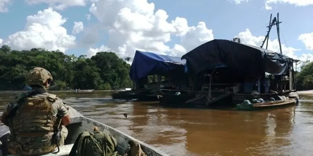 DESTRUYEN DIEZ BALSAS DRAGA DURANTE OPERATIVO CONTRA LA MINERÍA ILEGAL EN LA CUENCA DEL RÍO NANAY