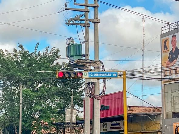 Restablecen el funcionamiento de semáforos en importante cruce de San Juan Bautista
