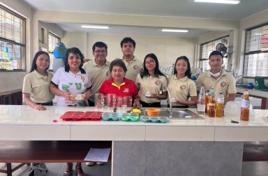 Estudiantes de la UNAP convierten aceite de cocina usado en jabones ecológicos para promover el reciclaje