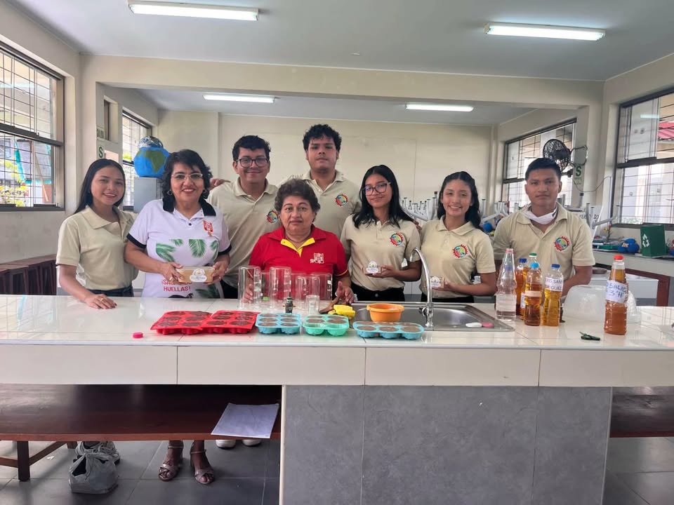 Estudiantes de la UNAP convierten aceite de cocina usado en jabones ecológicos para promover el reciclaje