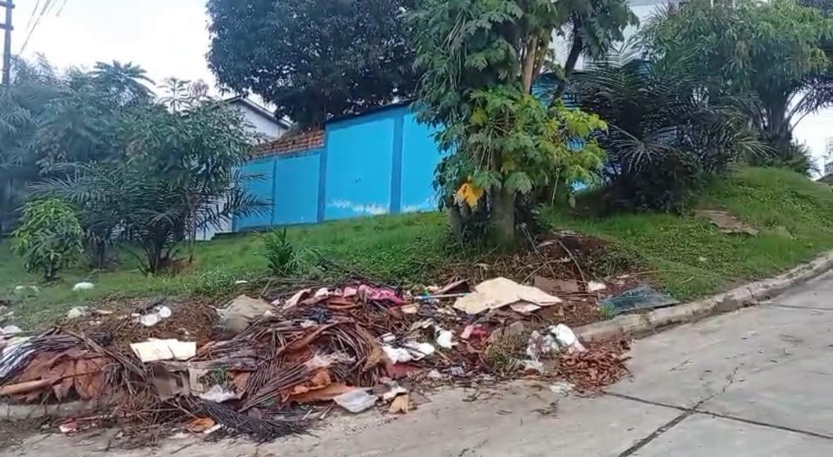Vecinos denuncian botadero informal de basura cerca de colegio en San Juan Bautista