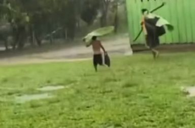 Madre amazónica en un día de lluvia, demostrando coraje y fortaleza