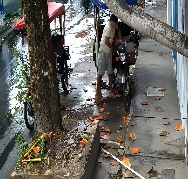 CÁMARAS CAPTAN HURTO DE TANQUE DE COMBUSTIBLE DE MOTOTAXI EN PLENO CENTRO DE IQUITOS