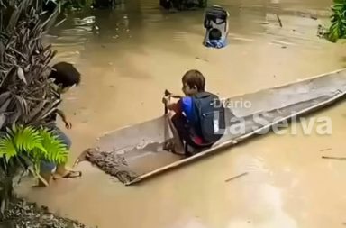 NIÑOS AWAJÚN RUMBO A LA ESCUELA