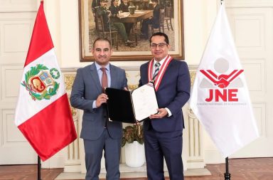 El actual congresista por la región San Martín, Luis Arturo Alegría García del partido Fuerza Popular recibió su credencial de manos del presidente del JNE como Diputado para el nuevo período parlamentario.