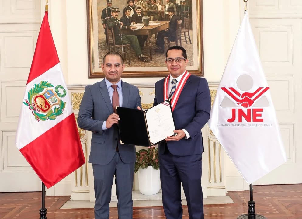 El actual congresista por la región San Martín, Luis Arturo Alegría García del partido Fuerza Popular recibió su credencial de manos del presidente del JNE como Diputado para el nuevo período parlamentario.